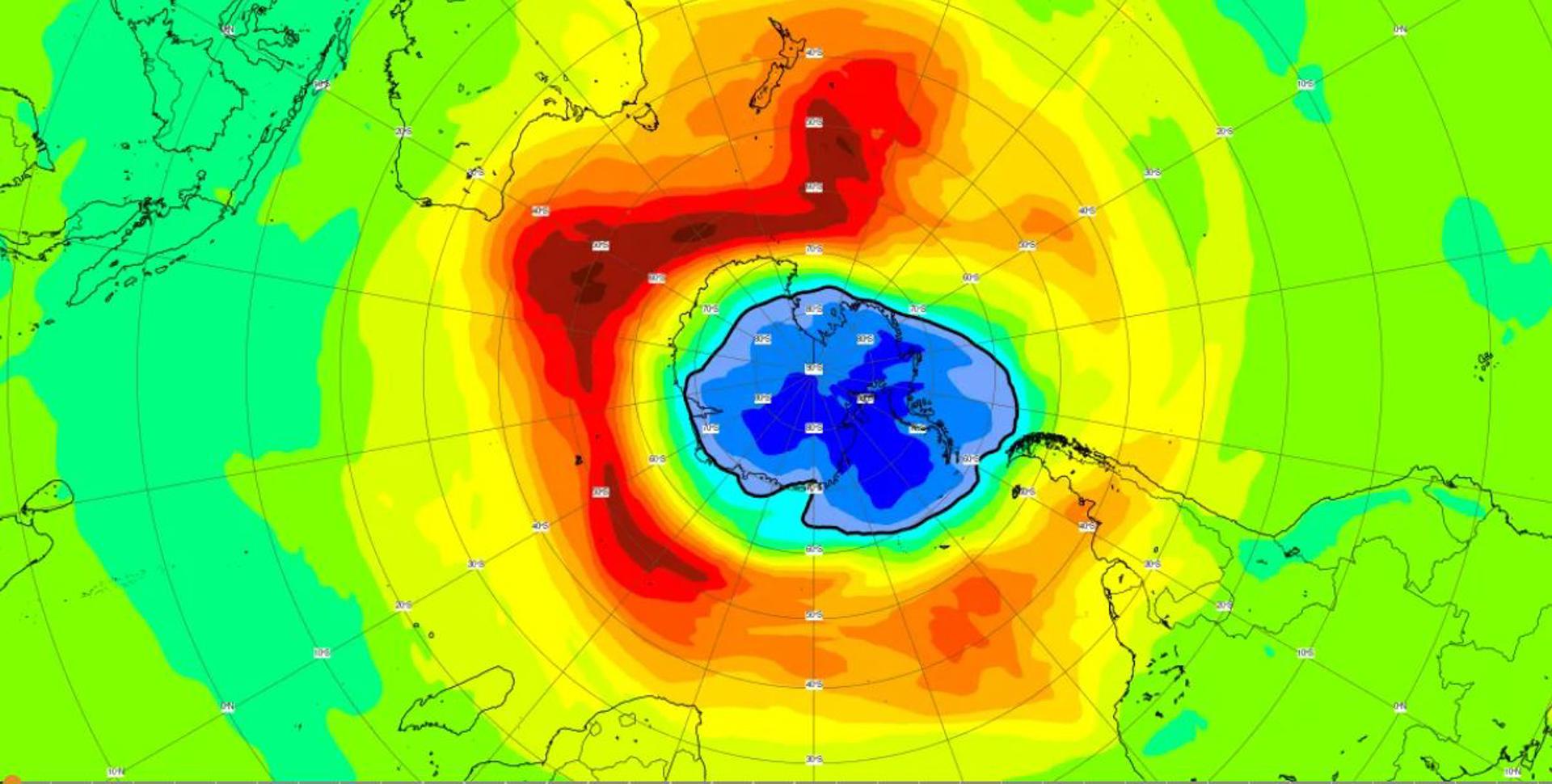 Gráfico con la extensión del agujero de ozono antártico este año en la región antártica proporcionado  por el servicio de Monitoreo Atmosférico de Copernicus.Las áreas de color amarillo, naranja y rojo representan los valores altos de ozono, mientras que las áreas verdes y azules muestran los valores bajos. La línea negra continua se utiliza comúnmente para definir el área del agujero de ozono. Foto Copernicus Climate Service/EFE