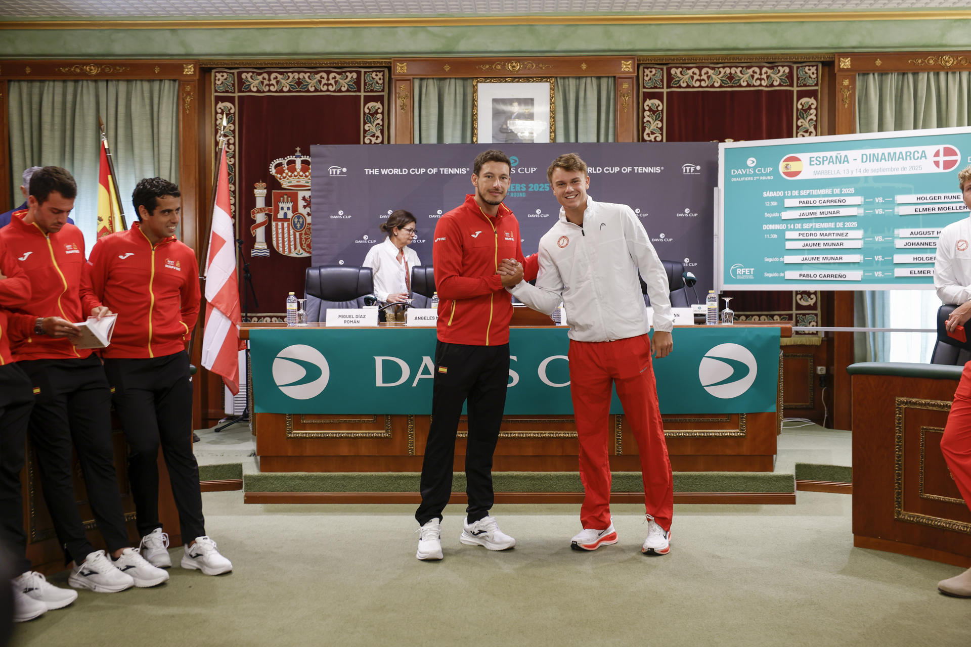 El jugador del equipo español de Copa Davis Pablo Carreño (c-i) posa junto al danés Holger Rune (c-d) durante el sorteo de emparejamientos de la segunda clasificatoria de la Copa Davis 2025 este viernes. EFE/ Jorge Zapata
