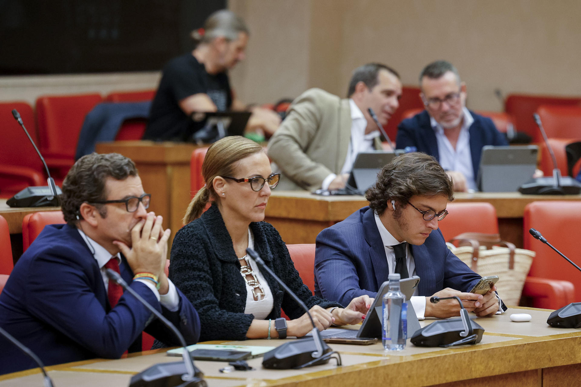 Los portavoces de Vox en la Comisión de Transición Ecológica y Reto Demográfico Ricardo Chamorro (i), Patricia Rueda y José María Figaredo aguardan el inicio de la intervención de la vicepresidenta tercera y ministra para la Transición Ecológica y el Reto Demográfico, Sara Aagesen, para informar, este viernes, sobre la actuación de su departamento en relación a los incendios forestales. EFE/ Daniel González