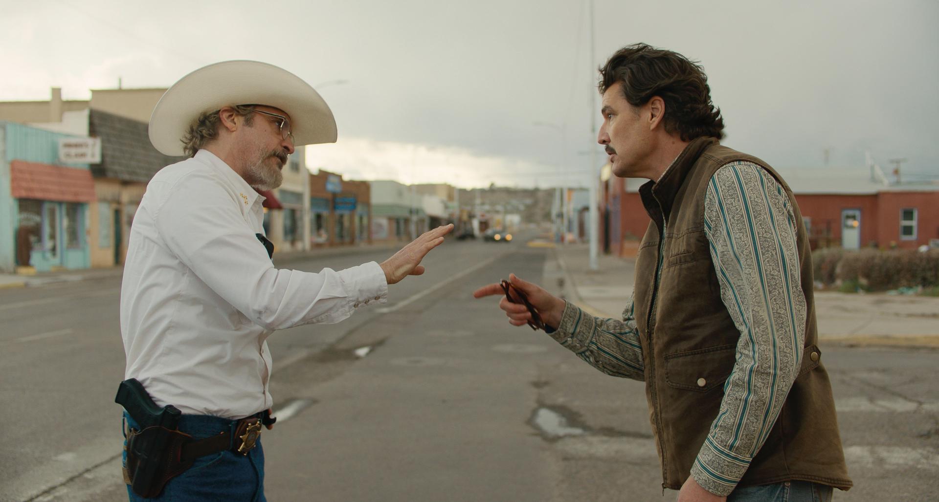Joaquín Phoenix y Pedro Pascal en 'Eddington'. EFE. Cedida por Universal Pictures International.
