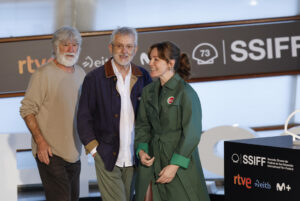 Los actores, José Ramón Soroiz (c), Nagore Aranburu (d), y Kandido Uranga (i), posan durante la presentación de su película 'Maspalomas', de los realizadores, Aitor Arregi y Jose Mari Goenaga, que participa en la Sección Oficial de la 73 edición del Festival Internacional de cine de San Sebastián. EFE/Juan Herrero