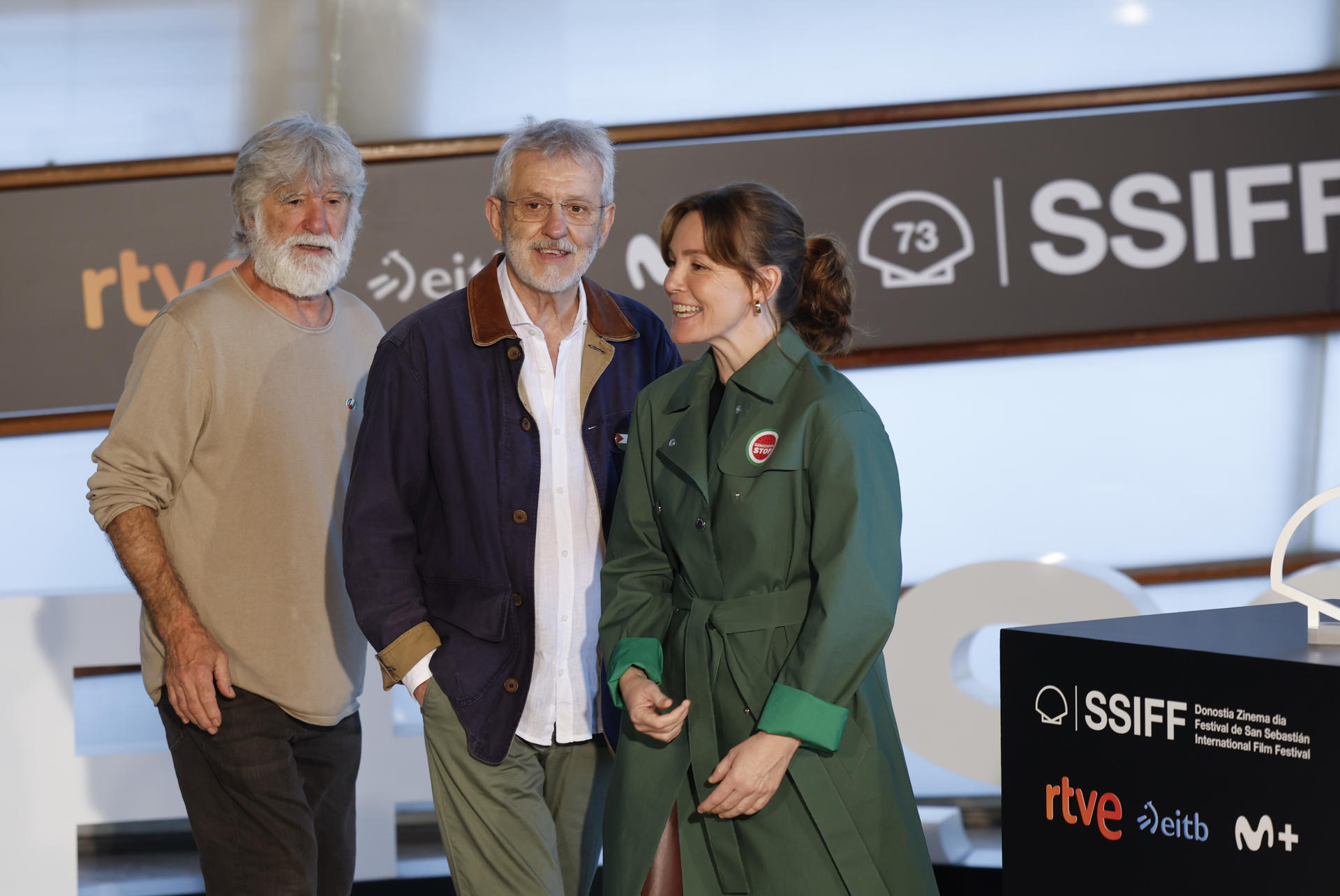 Los actores, José Ramón Soroiz (c), Nagore Aranburu (d), y Kandido Uranga (i), posan durante la presentación de su película 'Maspalomas', de los realizadores, Aitor Arregi y Jose Mari Goenaga, que participa en la Sección Oficial de la 73 edición del Festival Internacional de cine de San Sebastián. EFE/Juan Herrero
