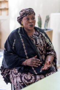 La periodista de radio Fati Amadou Ali, directora de Radio La Voix de la Tapoa en Say, Níger, habla durante una entrevista en Dakar, Senegal, el 12 de septiembre de 2025. Tres periodistas de radio, entre ellos Fati Amadou Ali; Ousmane Abdoulaye Toure, director de Radio Naata en Gao, Malí; y Adama Sougouri, director de Radio La Voix du Paysan en Ouahigouya, Burkina Faso, son destacados en un documental titulado 'Estaciones de radio comunitarias en el Sahel: Los últimos defensores de la información' producido por la organización no gubernamental Reporters Without Borders (RSF) para conmemorar su 40º aniversario. 
EFE/EPA/JEROME FAVRE
//////////
DAKAR (Senegal), 12/09/2025.- Radio journalist Fati Amadou Ali, director of Radio La Voix de la Tapoa in Say, Niger, speaks during an interview in Dakar, Senegal, 12 September 2025. Three radio journalists, including Fati Amadou Ali; Ousmane Abdoulaye Toure, director of Radio Naata in Gao, Mali; and Adama Sougouri, director of Radio La Voix du Paysan in Ouahigouya, Burkina Faso, are featured in a documentary titled 'Community Radio Stations in the Sahel: The Last Defenders of Information' produced by the non-governmental organization Reporters Without Borders (RSF) to mark its 40th anniversary. EFE/EPA/JEROME FAVRE