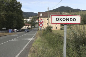 Vista del lugar, donde esta madrugada se produjo un accidente de un vehículo, en el que viajaban cuatro jóvenes, dos chicos y dos chicas de edades entre los 17 y los 19 años, de los cuales dos han fallecido y otros dos han resultado heridos, en la carretera A-3632 a su paso por la localidad alavesa de Okondo. EFE/Irache Rodríguez