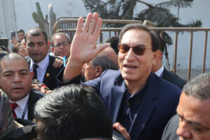 El expresidente de Perú Martín Vizcarra (c) saluda a su salida de Barbadillo, la cárcel de Perú reservada para expresidentes, este 4 de septiembre de 2025, en Lima (Perú). EFE/ Paolo Aguilar