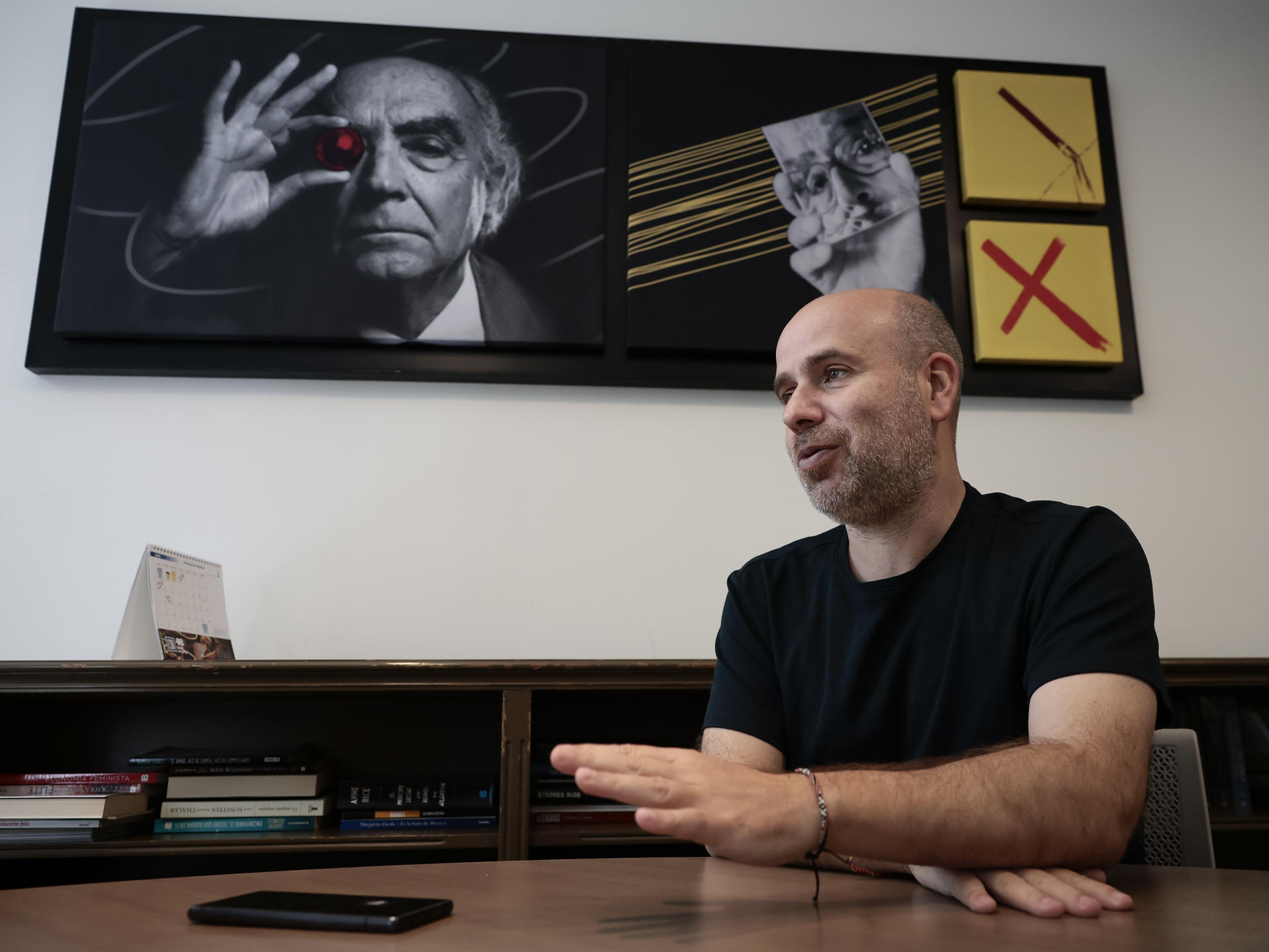 El escritor español Javier Peña habla durante una entrevista con EFE este viernes, en la Ciudad de México (México). EFE/José Méndez
