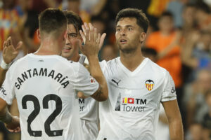 El delantero del Valencia Hugo Duro (d) celebra su gol durante el partido de la quinta jornada de LaLiga que Valencia CF y Athletic de Bilbao disputaron en el estadio de Mestalla. EFE/Ana Escobar