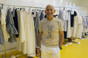 El diseñador Modesto Lomba posa entre bastidores antes del desfile de Devota&Lomba en el Museo Nacional Arqueológico de Madrid, como parte de Madrid es Moda, este lunes. EFE/Sergio Pérez