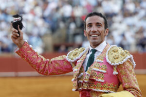 El diestro David de Miranda con el trofeo conseguido al primero de su lote durante la Feria de San Miguel que se celebra hoy viernes en la plaza de toros La Maestranza, en Sevilla. EFE / Julio Muñoz.