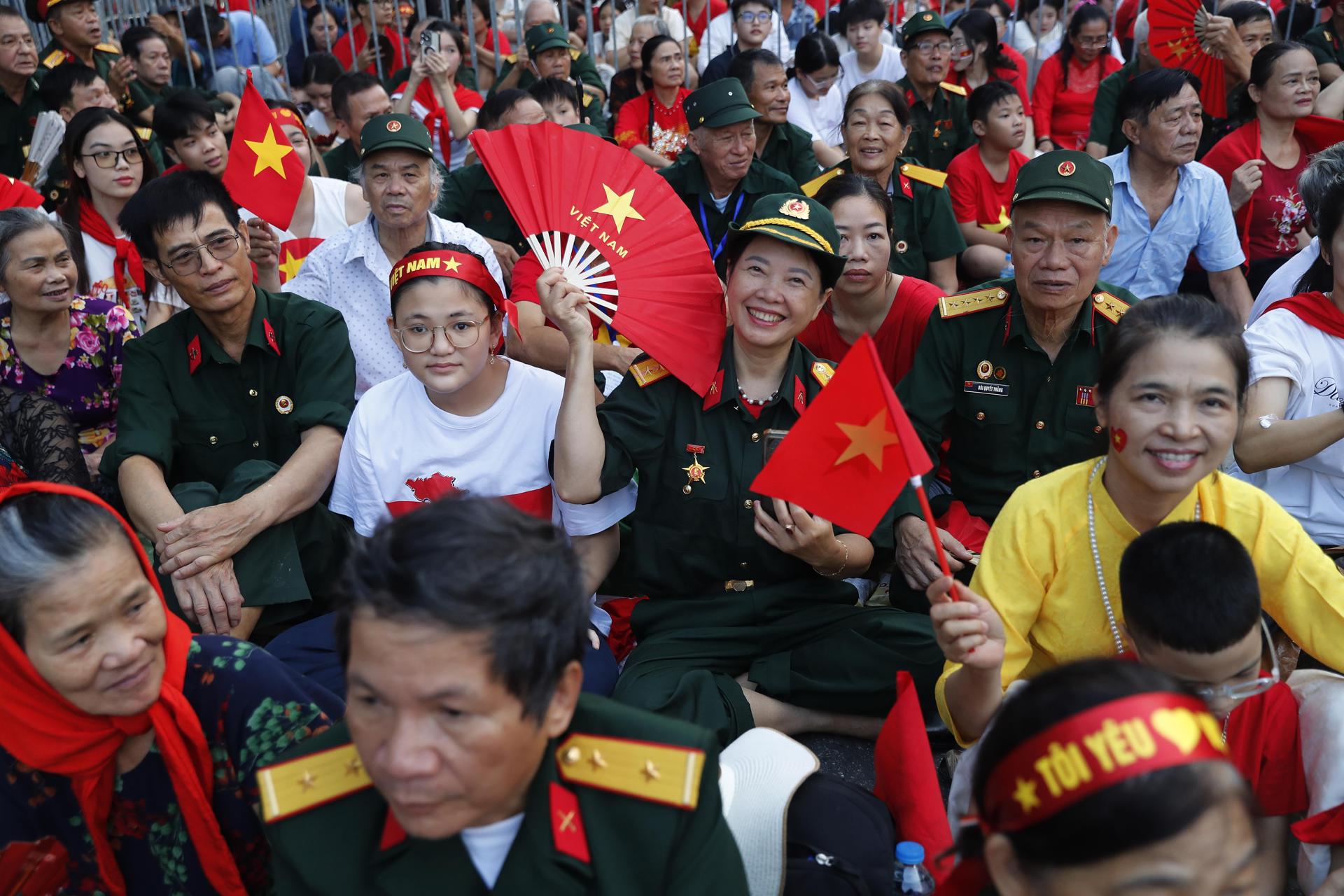 Hanói (Vietnam), 01/09/2025.- Una multitud espera para ver el desfile militar en conmemoración del 80º Día Nacional de Vietnam en Hanói. EFE/EPA/LUONG THAI LINH / POOL
