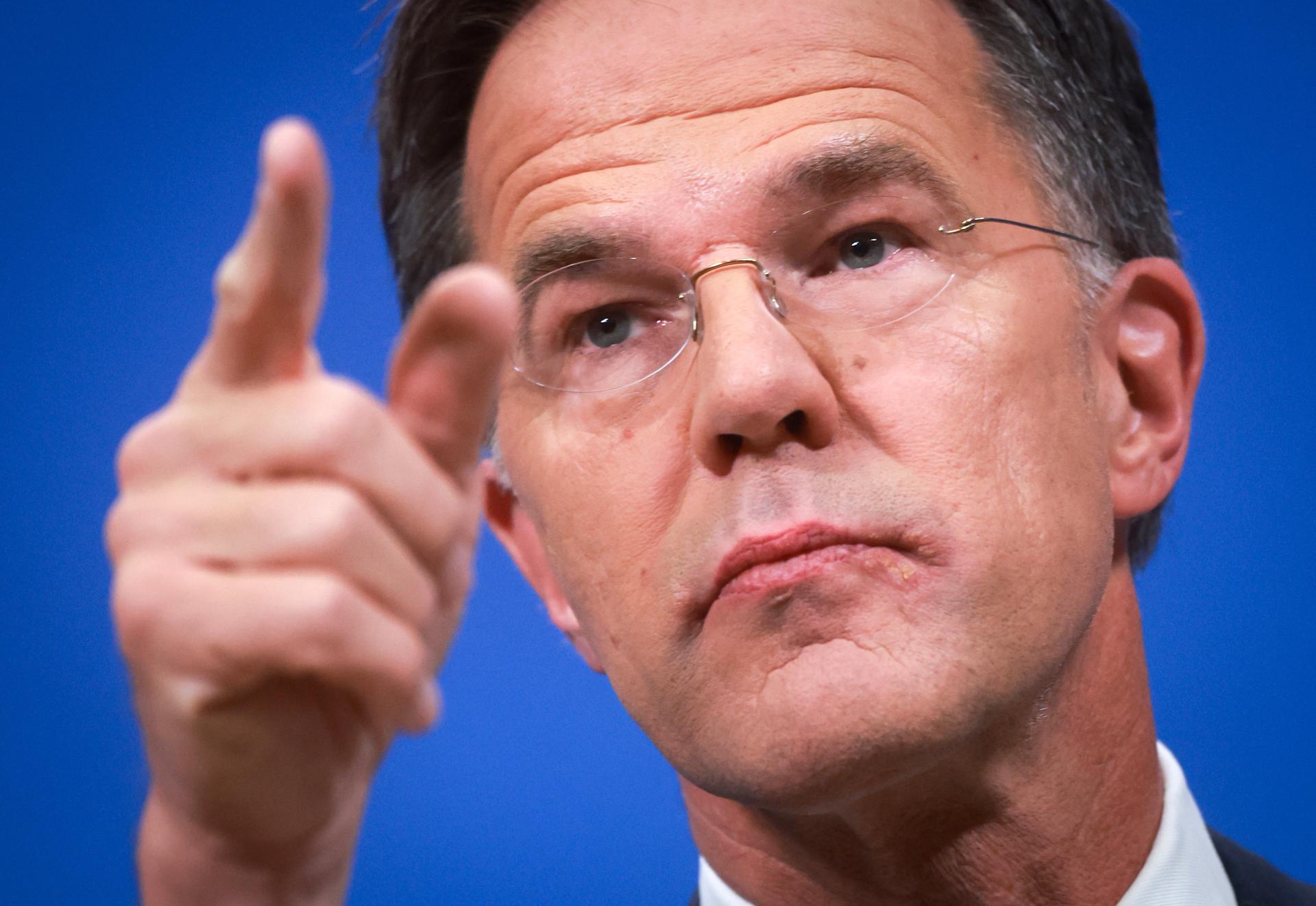 El secretario general de la OTAN, Mark Rutte, comparece en conferencia de prensa en Bruselas tras una reunión solicitada por Estonia para consultar sobre la violación de su espacio aéreo el 19 de septiembre por parte de tres aviones rusos MiG-31. EFE/ Olivier Hoslet
