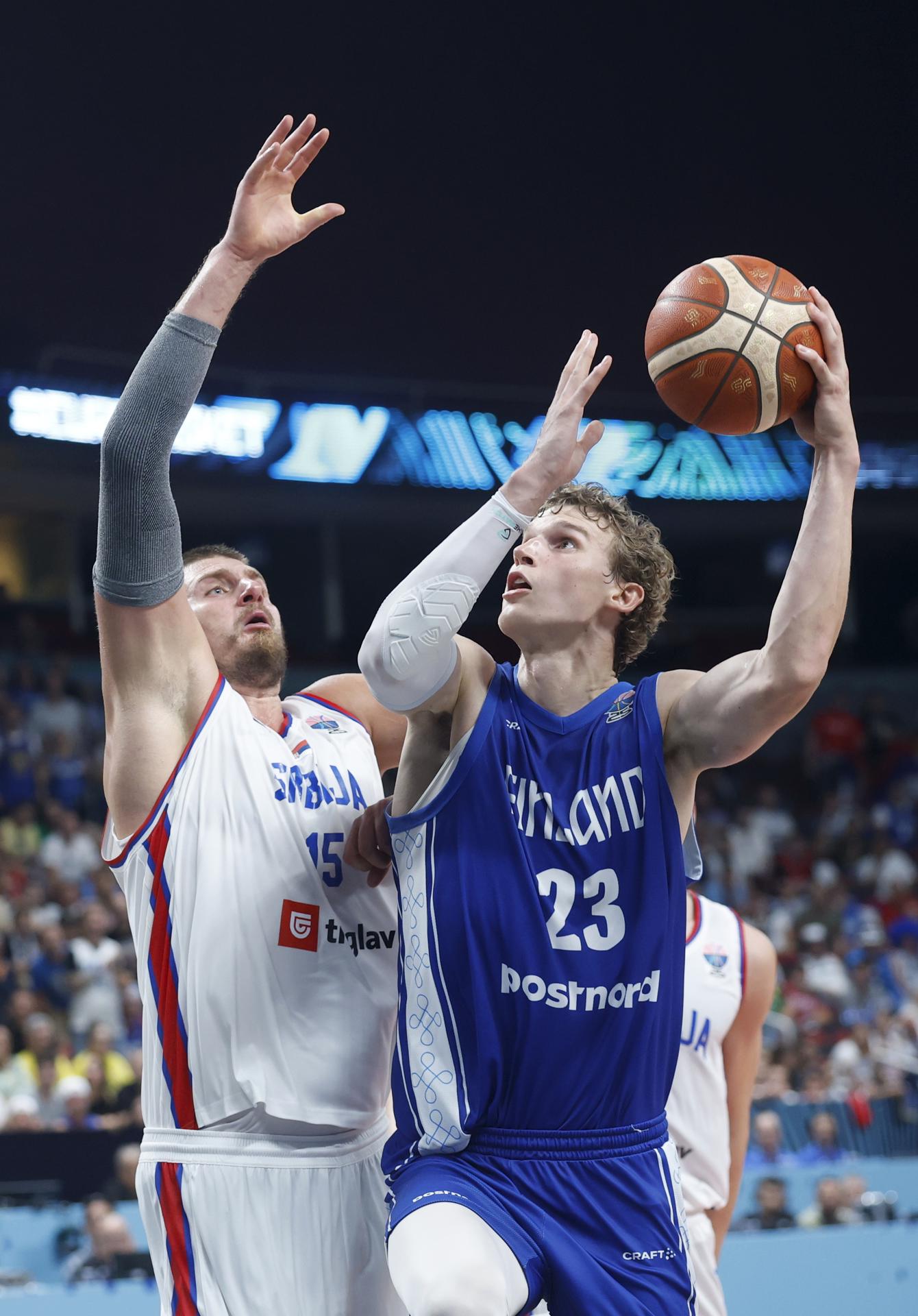 La selección de Serbia, una de las principales favoritas al oro, ha sido eliminada en los octavos de final del Eurobasket por Finlandia (86-92), a la que sostuvieron durante todo el partido Lauri Markkanen y Miro Little pero que dio la estocada definitiva en el último cuarto gracias a los efervescentes Elias Valtonen y Miikka Muurinen. EFE/EPA/TOMS KALNINS
