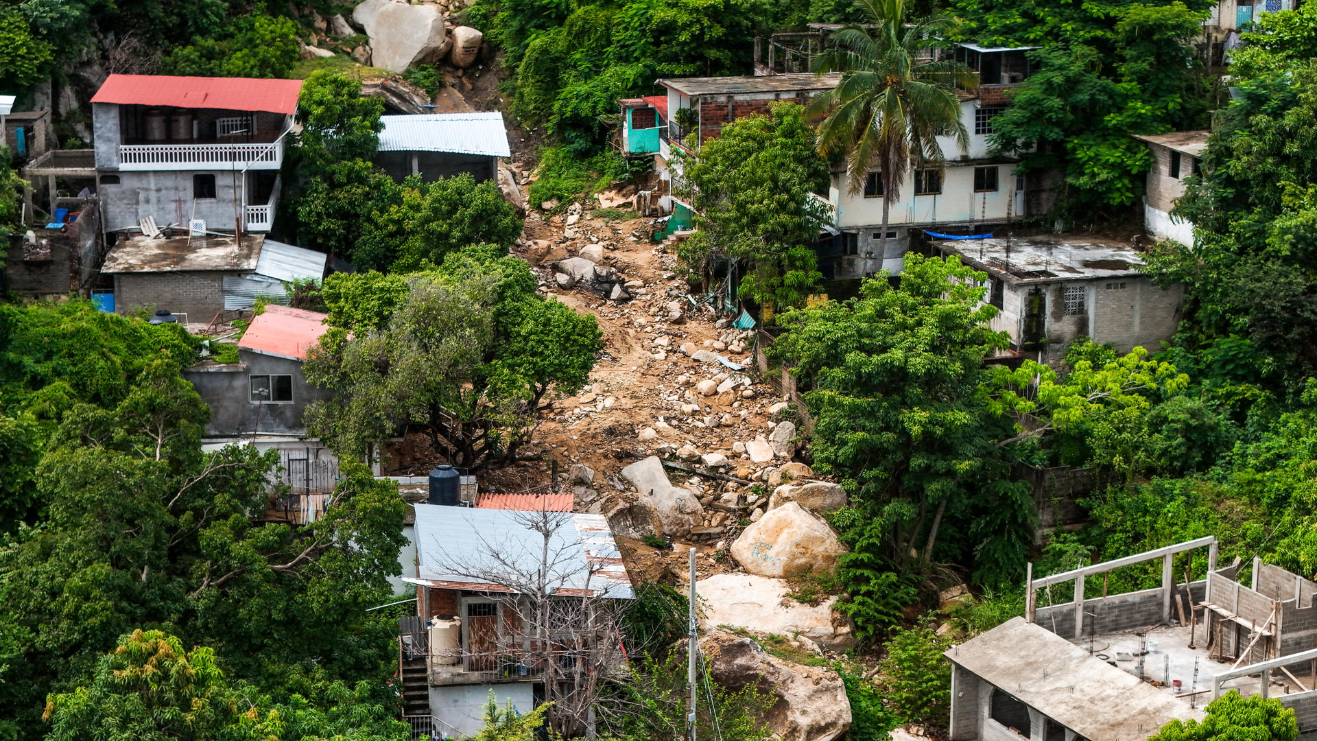 Fotografía de viviendas afectadas un año después del huracán John en el balneario de Acapulco, este martes en Guerrero (México). EFE/ David Guzmán
