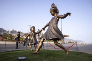 Escultura en memoria de las niñas Anna y Olivia, asesinadas y arrojadas al mar por su padre, en Santa Cruz de Tenerife. EFE/ Miguel Barreto