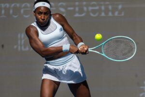 La tenista estadounidense Coco Gauff en acción contra la tenista suiza Belinda Bencic en el Abierto de China, en Pekin. EFE/EPA/JESSICA LEE