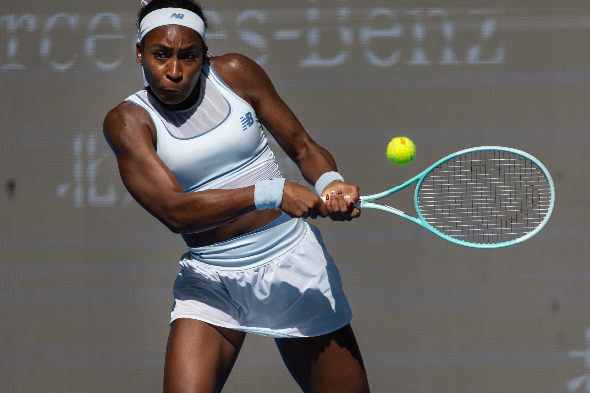 La tenista estadounidense Coco Gauff en acción contra la tenista suiza Belinda Bencic en el Abierto de China, en Pekin. EFE/EPA/JESSICA LEE