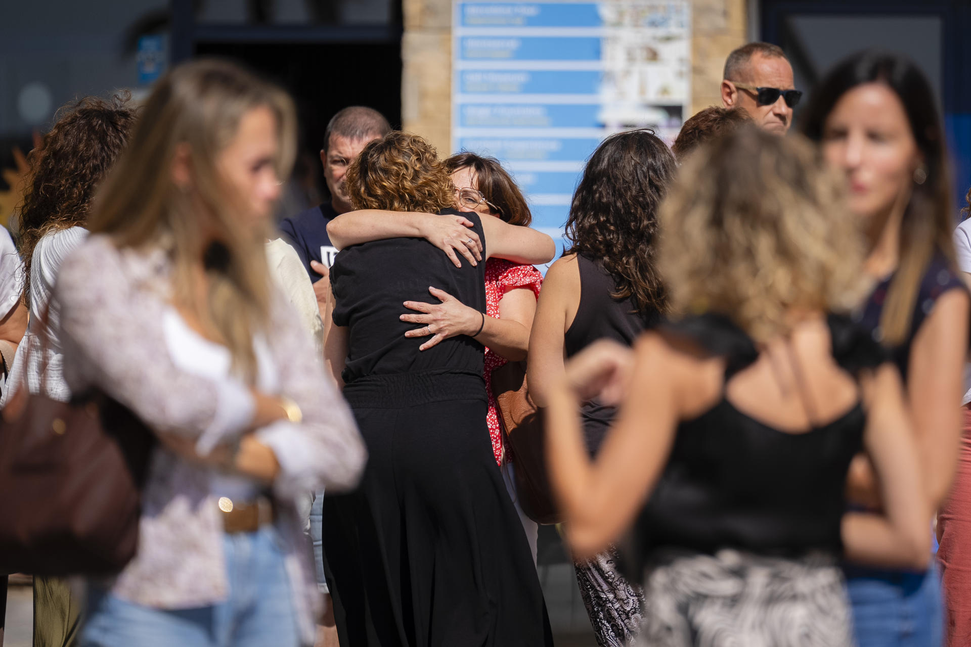 Medio centenar de personas se han concentrado este mediodía frente al edificio consistorial de Lloret de Mar para llevar a cabo un minuto de silencio y condenar así la muerte violenta de la mujer que fue asesinada ayer en un apartamento turístico de Lloret de Mar (Girona), y que el Ministerio de Igualdad investiga como violencia machista después de que el presunto homicida haya declarado a los Mossos que era una joven prostituida con la que había estado. EFE/David Borrat