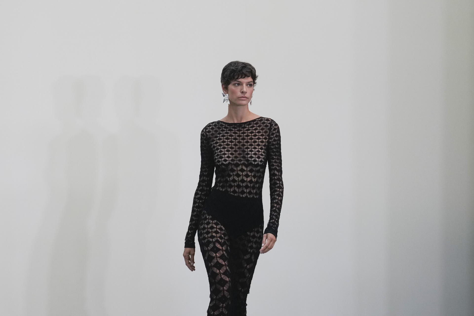 Desfile de la firma Simorra en el marco de la Mercedes-Benz Madrid Fashion Week, este miércoles, en la Galería de Cristal Palacio Cibeles, en Madrid. EFE/Borja Sanchez-Trillo