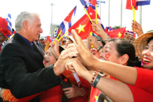 AME4952. HANÓI (VIETNAM), 31/08/2025.- Fotografía cedida este domingo por la Presidencia de Cuba del mandatario Miguel Díaz-Canel (i), saludando a simpatizantes vietnamitas a su llegada a Hanoi (Vietnam). Una nota de prensa de la Cancillería cubana detalla que las visitas a Vietnam y China se producen en el contexto del 65 aniversario de las históricas relaciones de hermandad, solidaridad y cooperación entre estos países. EFE/Alejandro Azcuy Presidencia de Cuba/ SOLO USO EDITORIAL NO VENTAS/ SOLO DISPONIBLE PARA ILUSTRAR LA NOTICIA QUE ACOMPAÑA (CRÉDITO OBLIGATORIO)
