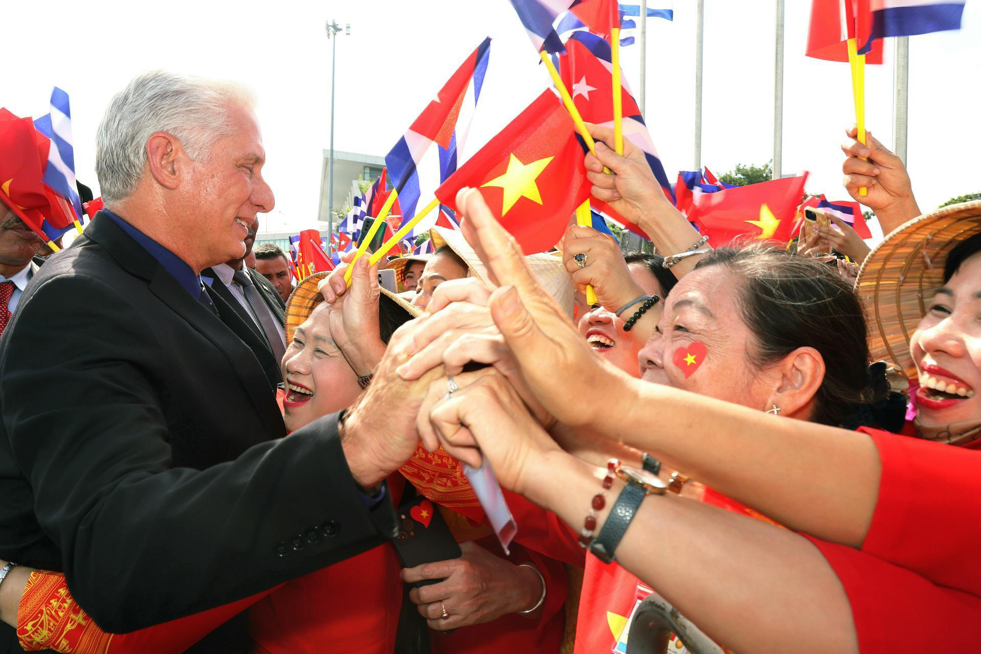 AME4952. HANÓI (VIETNAM), 31/08/2025.- Fotografía cedida este domingo por la Presidencia de Cuba del mandatario Miguel Díaz-Canel (i), saludando a simpatizantes vietnamitas a su llegada a Hanoi (Vietnam). Una nota de prensa de la Cancillería cubana detalla que las visitas a Vietnam y China se producen en el contexto del 65 aniversario de las históricas relaciones de hermandad, solidaridad y cooperación entre estos países. EFE/Alejandro Azcuy Presidencia de Cuba/ SOLO USO EDITORIAL NO VENTAS/ SOLO DISPONIBLE PARA ILUSTRAR LA NOTICIA QUE ACOMPAÑA (CRÉDITO OBLIGATORIO)