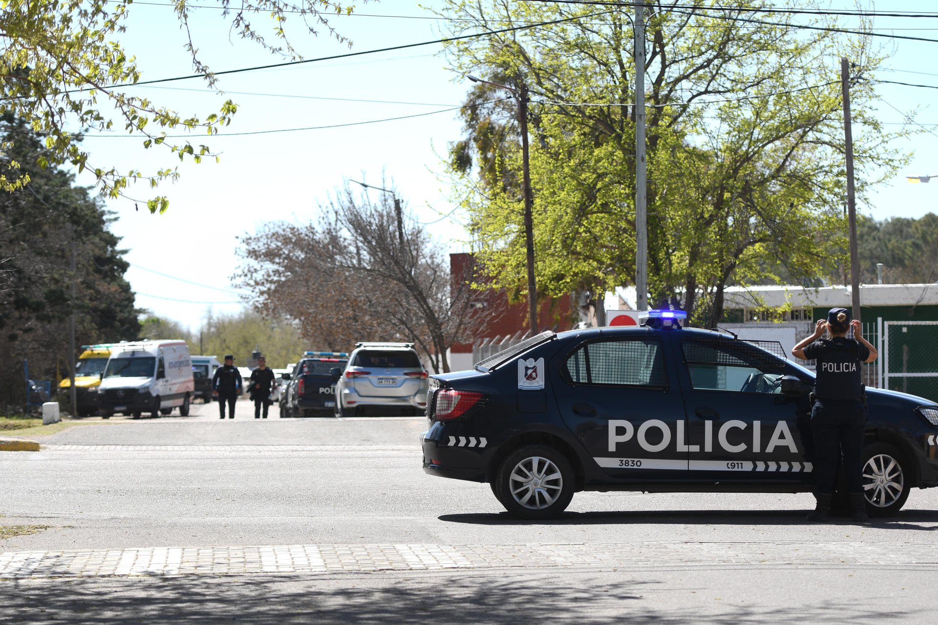 Agentes de la policía custodian a las afueras de un colegio este miércoles, en Mendoza (Argentina). EFE/ STR
