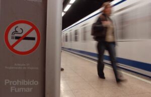 Imagen de archivo de un cartel de prohibido fumar en una estación de metro. EFE/Emilio Naranjo