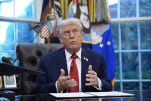 El presidente de Estados Unidos, Donald Trump, habla desde el Despacho Oval en la Casa Blanca este 25 de septiembre. EFE/EPA/YURI GRIPAS / POOL