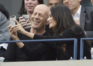 Fotografía de archivo del actor estadounidense Bruce Willis (izq.) y su esposa Emma Heming (der.). EFE/EPA/Justin Lane