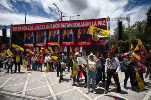 Fotografía de archivo, tomada el pasado 12 de agosto, de un grupo de ciudadanos al protestar en contra de la Corte Constitucional, en Quito (Ecuador). EFE/José Jácome