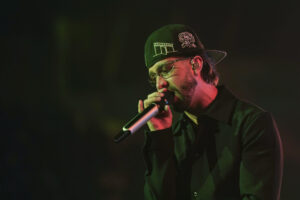 .- El cantante puertorriqueño Mora durante el concierto que ha ofrecido hoy martes en el Palau Sant Jordi de Barcelona iniciando su gira española. EFE/Alejandro García
