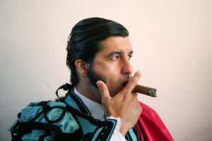 El diestro Morante de la Puebla en una imagen de archivo, momentos antes de celebrarse una corrida goyesca en la Plaza de Toros de Antequera, en Málaga. EFE/Daniel Pérez