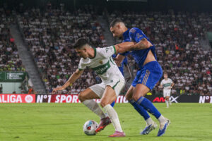 - El centrocampista serbio del Oviedo Luka Ilić (d) lucha con André Silva, del Elche, durante el partido de la quinta jornada de LaLiga que Elche CF y Real Oviedo disputaron en el estadio Martínez Valero. EFE/ Pablo Miranzo.
