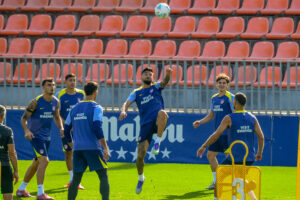 El delantero argentino del Atlético de Madrid Julián Álvarez (2-D), en un momento del entrenamiento del equipo en la ciudad deportiva del club en Majadahonda, Madrid, este sábado previo a su enfrentamiento liguero ante el Mallorca. EFE/Víctor Lerena