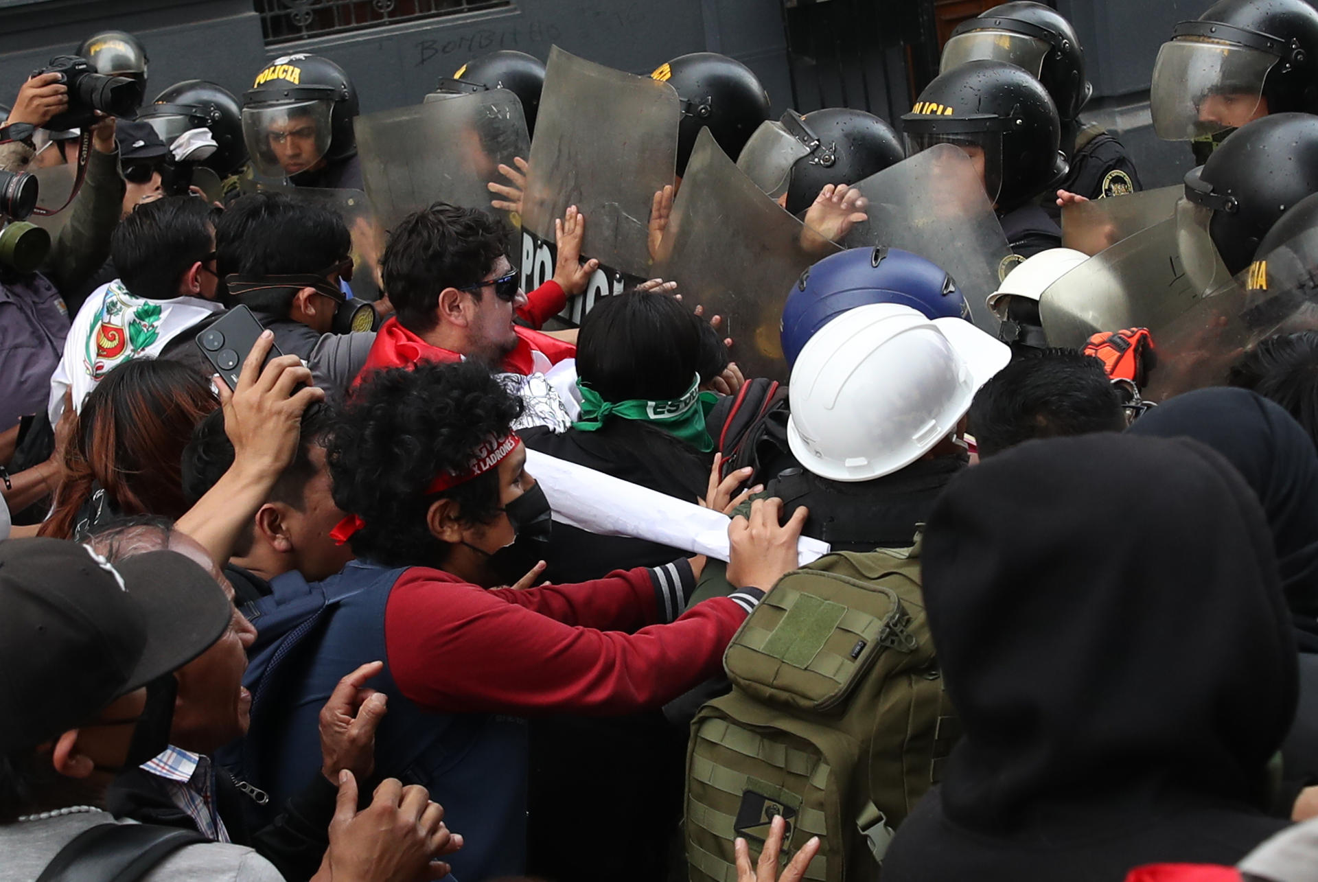 Manifestantes se enfrentan contra integrantes de la Policía Nacional del Perú este sábado, en la Plaza San Martín, en Lima (Perú). EFE/ Paolo Aguilar