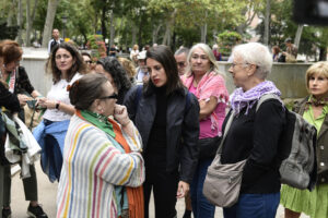 La secretaria política de Podemos y eurodiputada Irene Montero (c) durante la concentración celebrada en Madrid, este domingo, bajo el lema 'Aborto libre para todas' frente al ministerio de Sanidad. EFE/ Víctor Lerena