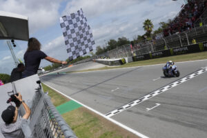 El piloto español Álex Márquez (BK8 Gresini Racing MotoGP) llega a la línea de meta para ganar el Gran Premio de Cataluña, que se disputa en el circuito de Barcelona-Cataluña en Montmeló. EFE/ Enric Fontcuberta