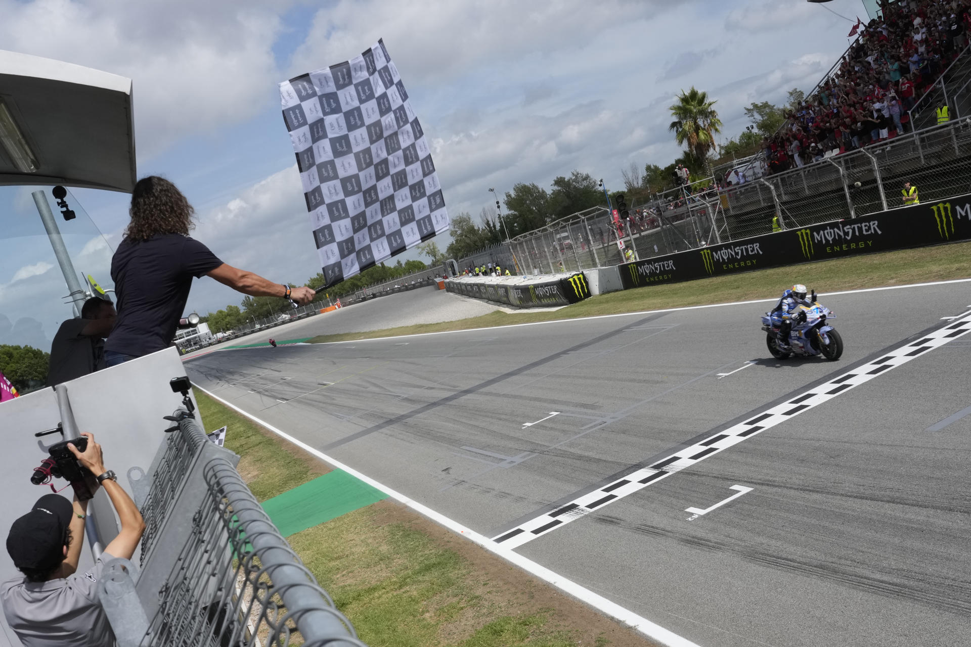El piloto español Álex Márquez (BK8 Gresini Racing MotoGP) llega a la línea de meta para ganar el Gran Premio de Cataluña, que se disputa en el circuito de Barcelona-Cataluña en Montmeló. EFE/ Enric Fontcuberta