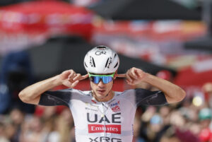 El ciclista español del Emirates UAE Juan Ayuso celebra su victoria el pasado 29 de agosto, en la séptima etapa de la Vuelta Ciclista a España. EFE/Javier Lizón