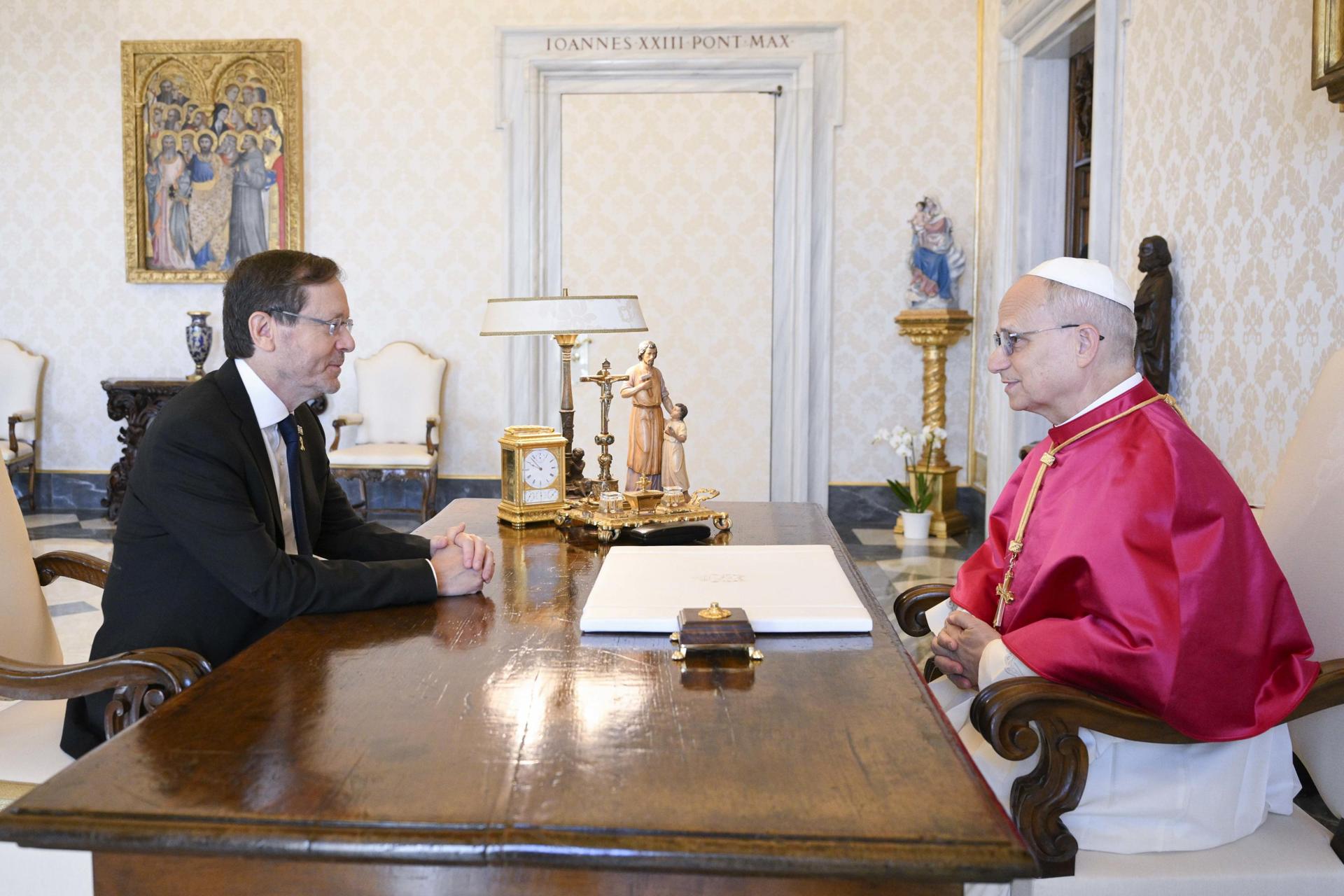 Una foto facilitada por Vatican Media muestra al Papa León XIV recibiendo al presidente israelí Isaac Herzog en la Ciudad del Vaticano, 4 de septiembre de 2025. (Papa) EFE/EPA/VATICAN MEDIA HANDOUT HANDOUT EDITORIAL USE ONLY/NO SALES