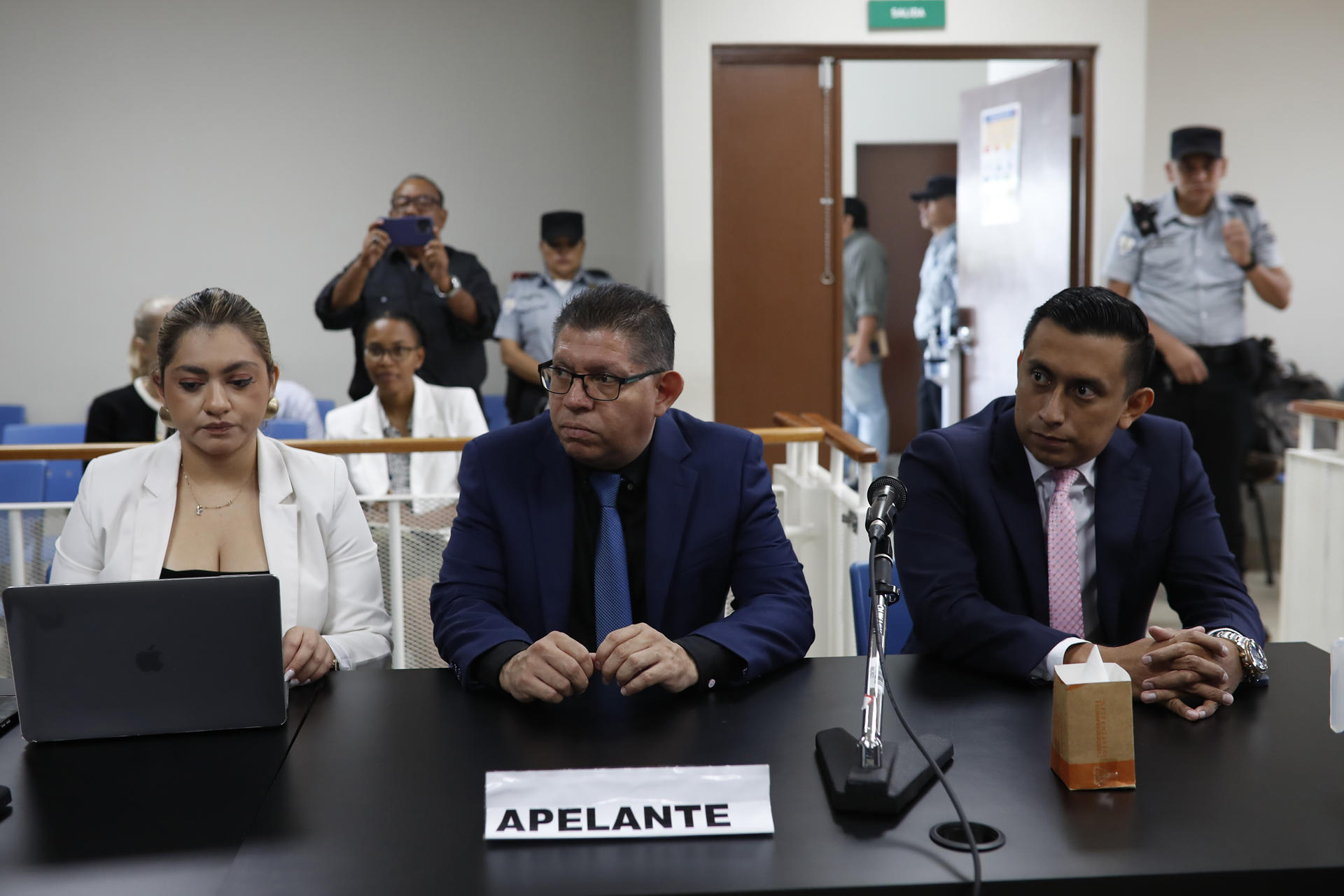 Los abogados Gustavo Huezo (d), Pedro Cruz (c) y Erika Alvarenga, representantes de los cinco líderes comunitarios, asisten a una audiencia este 24 de septiembre de 2025, en San Salvador (El Salvador). EFE/ Rodrigo Sura
