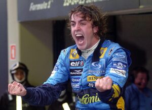 Fernando Alonso celebra tras conseguir su primer título mundial con Renault, al concluir en tercer lugar el GP Brasil, disputado en el circuito de Interlagos, en Sao Paulo, el 25 de septiembre de 2004. EFE/MARCELO SAYAO