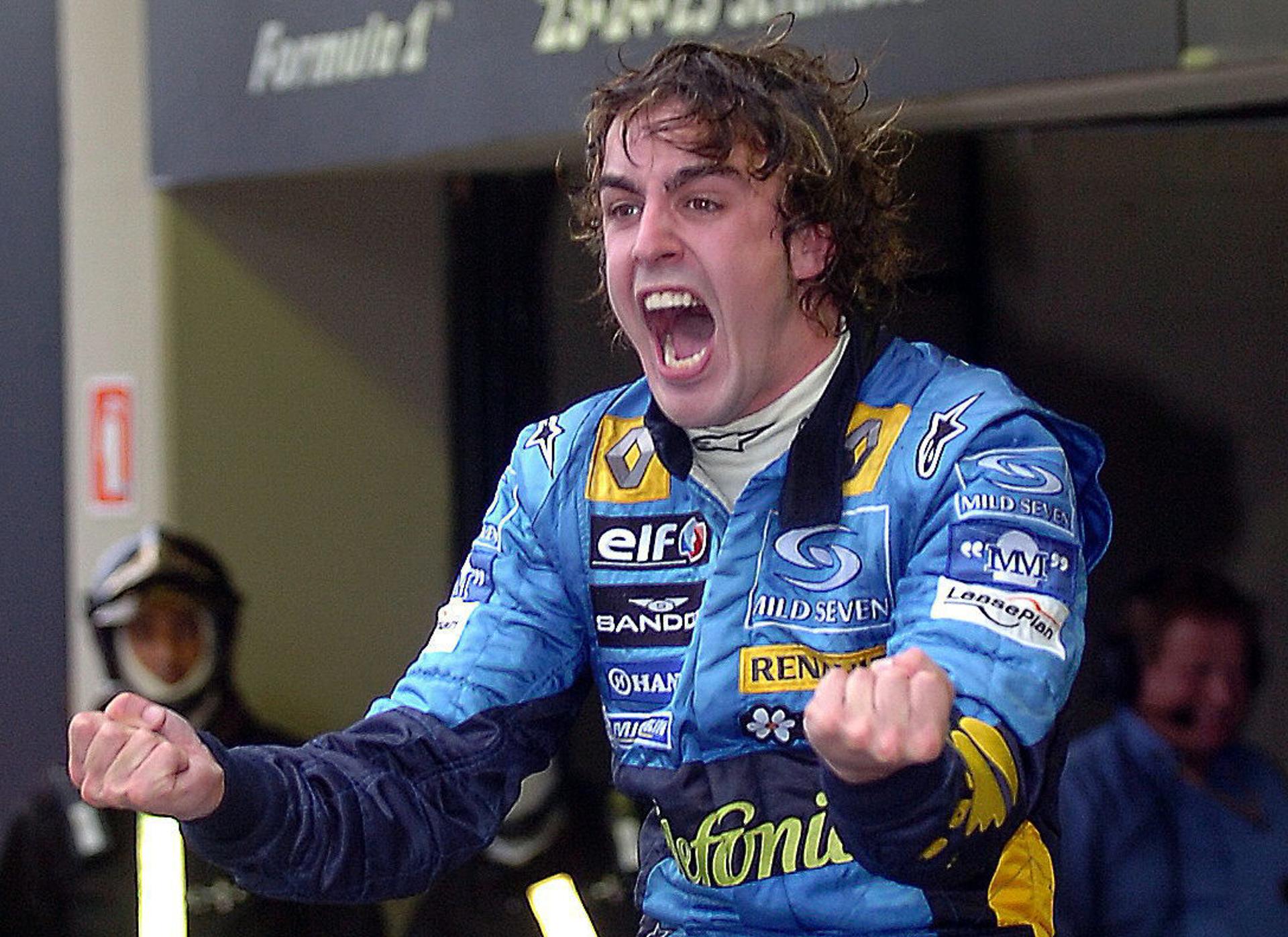 Fernando Alonso celebra tras conseguir su primer título mundial con Renault, al concluir en tercer lugar el GP Brasil, disputado en el circuito de Interlagos, en Sao Paulo, el 25 de septiembre de 2004. EFE/MARCELO SAYAO