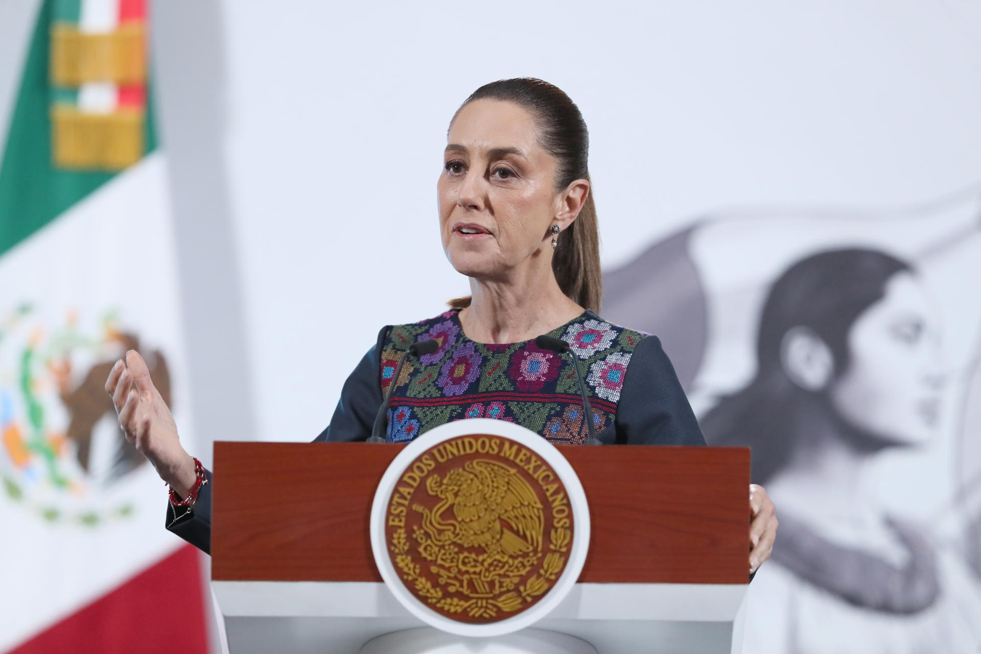 La presidenta de México, Claudia Sheinbaum, habla durante una rueda de prensa matutina este jueves, en el Palacio Nacional de la Ciudad de México (México). EFE/Mario Guzmán
