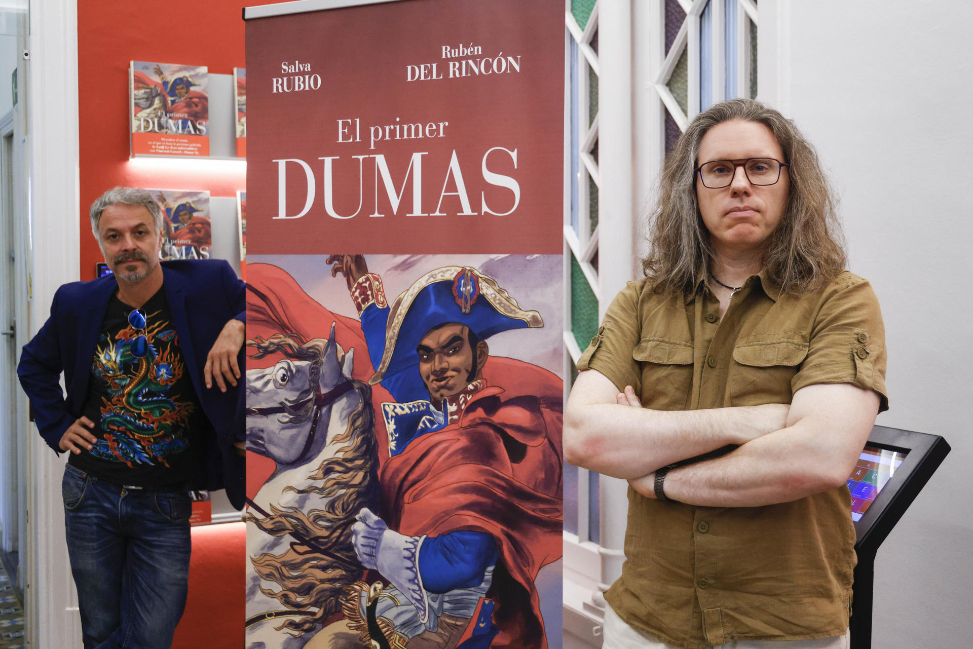 Los autores Salva Rubio (d) y Rubén del Rincón firman la novela gráfica 'El primer Dumas', una obra que recupera la historia poco contada de Thomas-Alexandre Dumas, quien fuera el primer general negro del Ejército francés y padre del célebre escritor Alejandro Dumas. EFE/Quique García