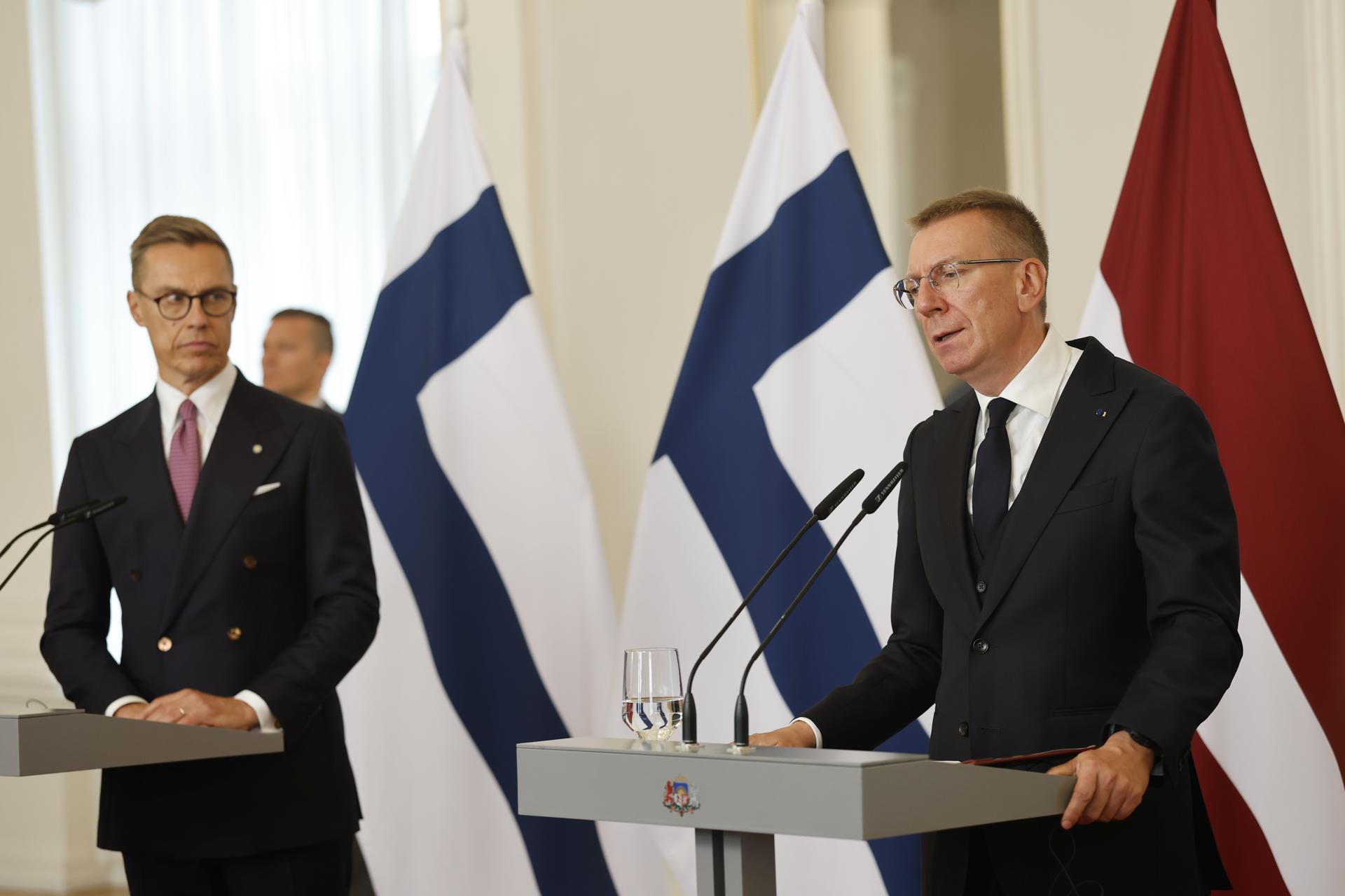El presidente de Finlandia, Alexander Stubb (I), y su homólogo letón, Edgars Rinkēvičs (D), este martes en Riga. EFE/EPA/TOMS KALNINS
