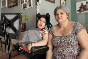 Elsa Ibáñez, primer caso de esclerosis lateral amiotrófica (ELA) infantil en España, ha cumplido su sueño y esta semana ha empezado a estudiar en la madrileña Universidad Rey Juan Carlos el grado de Psicología. "Yo quiero ser psicóloga criminóloga", afirma a EFE con la misma determinación con la que ha superado miles de obstáculos.EFE/ Sonia González Balibrea
