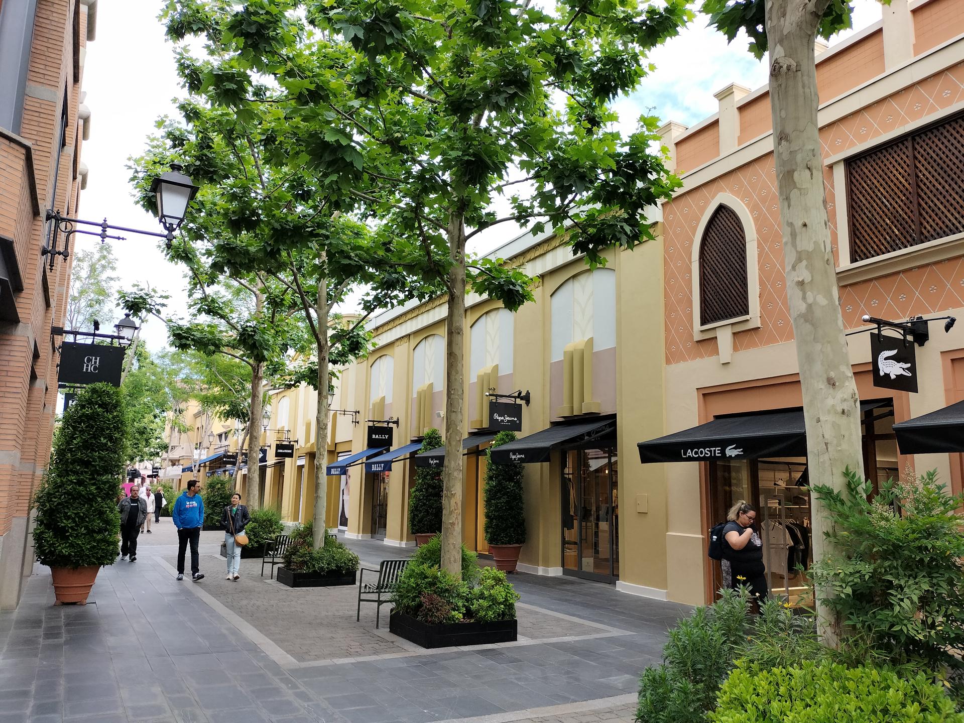 Vista de unas de las calles del centro comercial Las Rozas Village, conocido por ser uno de los outlets de marcas más famosos de Madrid. EFE/Paloma Puente