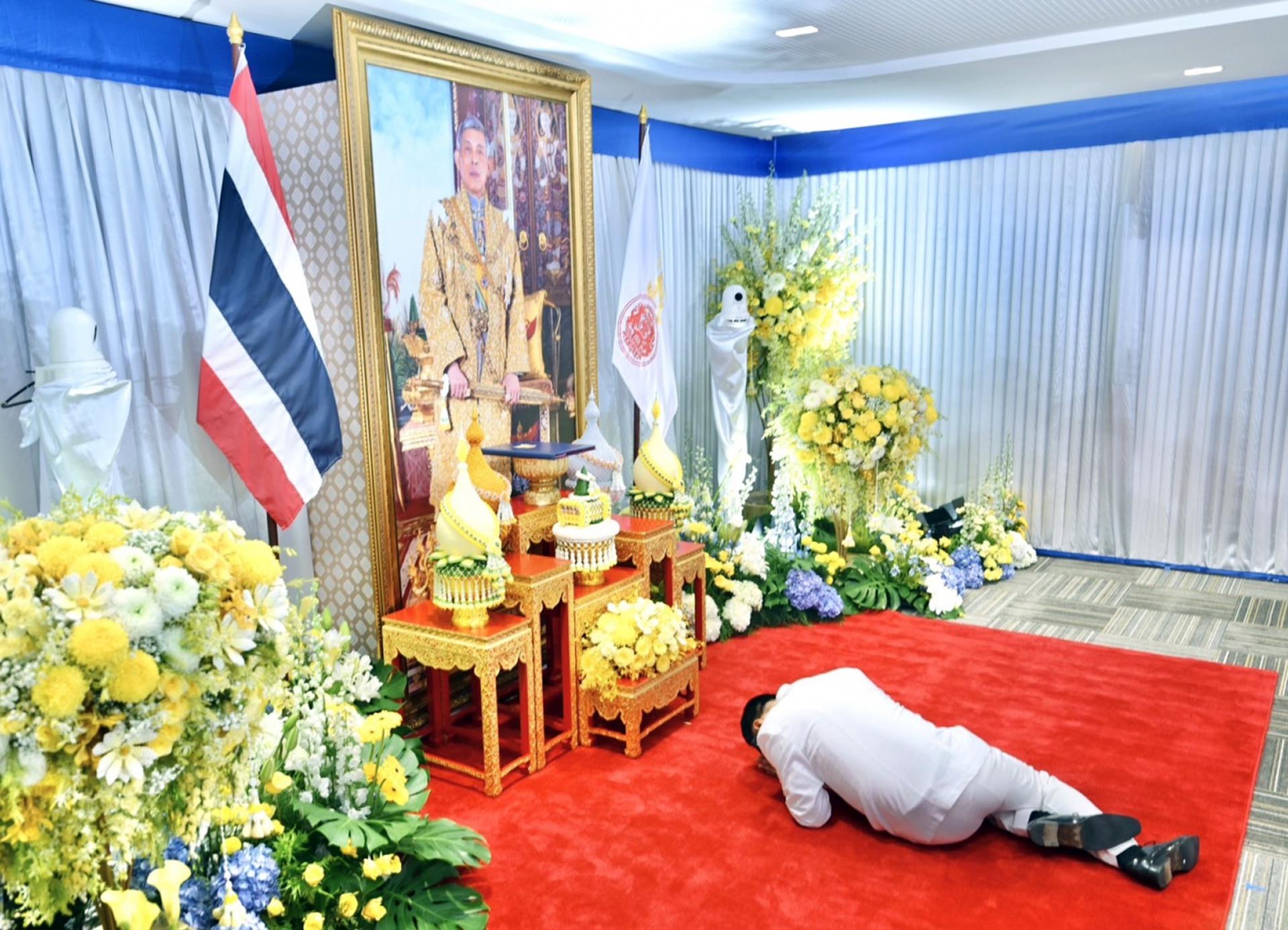 Bangkok (Thailand), 07/09/2025.- A handout photo made available by the Royal Thai Government shows Thai Prime Minister Anutin Charnvirakul receiving a royal command appointing him as prime minister in front of a portrait of Thai King Maha Vajiralongkorn at Bhumjaithai Party's headquarters in Bangkok, Thailand, 07 September 2025. Thai King Maha Vajiralongkorn endorsed Anutin Charnvirakul as the country's new prime minister after succeeding in the parliamentary vote to become Thailand's 32nd prime minister. (Tailandia) EFE/EPA/ROYAL THAI GOVERNMENT HANDOUT HANDOUT EDITORIAL USE ONLY/NO SALES