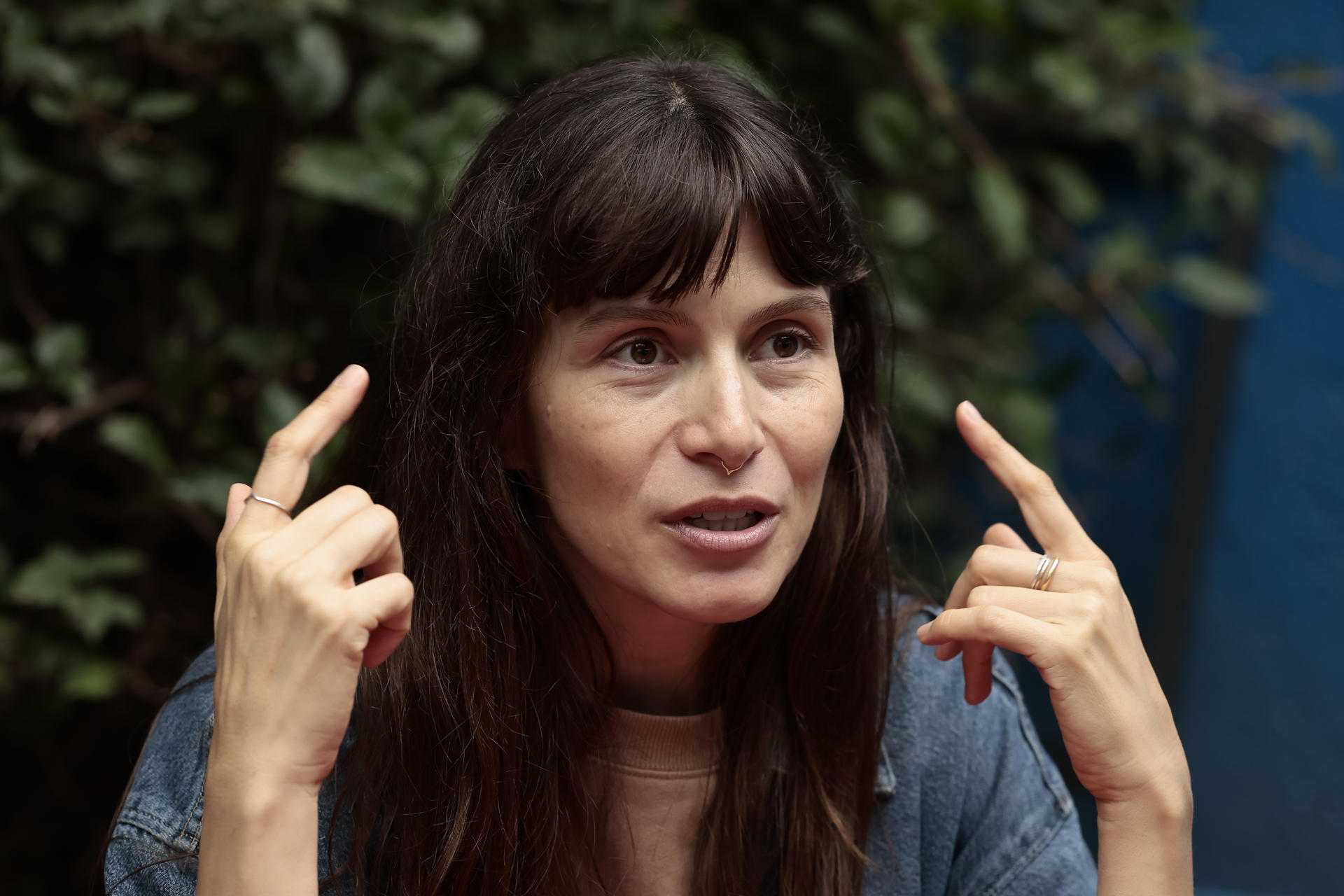 La escritora colombiana Mariana Matija habla durante una entrevista con EFE, en Ciudad de México (México). EFE/ José Méndez