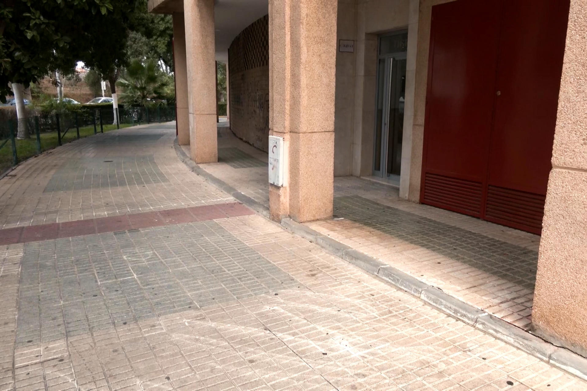 - Un joven de 21 años ha sido detenido este domingo por su presunta implicación en el asesinato con arma blanca de una mujer nacida en 1997, con la que parece que mantenía una relación sentimental, en el barrio de Sevilla Este de la capital hispalense. La Policía Nacional mantiene abierta una investigación para tratar de esclarecer lo sucedido y si podría tratarse o no de un caso de violencia machista, que "en estos momento es la principal hipótesis", según ha señalado en un audio remitido a los periodistas el subdelegado del Gobierno en Sevilla, Francisco Toscano. EFE/ David Arjona

